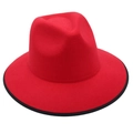 Dettaglio di un cappello fedora in lana rossa con bordo nero e corona classica da jazz - Rosso (Bordo Nero)