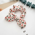 Primer plano de un coletero navideño de felpa blanca con patrones de cascanueces y lazo - Reno Blanco