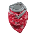 Détail d'une écharpe de Noël rouge avec flocons blancs et un bouton en métal rond - Rouge Blanc Flocon de Neige Bouton Métal