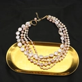 Collier multicouche en perles d'eau douce blanches, roses et mauves sur plateau doré - Collier à Quatre Rangs (GB0189)