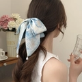 Lazo para el pelo con estampado noche estrellada y perlas en satén azulado - Pasador de pelo / Pinza para Coleta con Estampado de Noche Estrellada