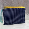 Blaue karierte Kosmetiktasche aus Canvas mit gelbem Reißverschluss und blauem Seil - Marineblau Kariert
