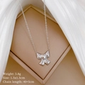 Dettaglio della collana con fiocco argento e cuore con specifiche tecniche - Argento