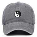 Dunkelgraue gewaschene Denim-Baseballkappe mit Tai Chi Yin Yang Stickerei auf weißem Grund - Einheitsgröße / Grau