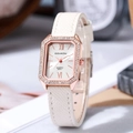 Dettaglio orologio rettangolare in oro rosa con strass e cinturino in pelle bianca - Bianco