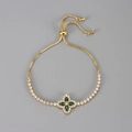 Detail of adjustable gold bracelet with green zircon clover pendant and slider clasp - Gold Green Zirconia
