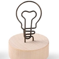 Pince à notes en métal en forme d'ampoule avec socle en bois pour photos sur fond blanc - Light bulb