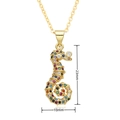 Detalle de colgante de caballito de mar en oro de 18K con circonitas de colores y 23x10mm - F260 (Zirconia de Color Brillante)