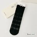 Chaussettes JK à carreaux noirs avec bords volantés et motif vichy minimaliste chic - Carreaux Noirs