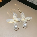 Details von Schmetterling-Perlenohrringen mit zarten Netzflügeln und Strasssteinen - Weiß (Ohrhaken-Stil)