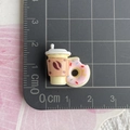 Miniatura di tazza da caffè e ciambella rosa in resina con scala dimensionale 2cm - Tè al Latte con Ciambella