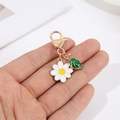 Kreativer Erdbeer-Schlüsselanhänger mit Gänseblümchen und grünem Blatt an Gold-Karabiner - Blattblume