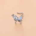 Detailaufnahme von silbernem L-Nasenstecker mit blauem Kristall-Schmetterling - Größe 7 / Silber