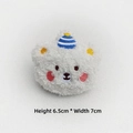 Dettaglio della spilla a forma di orsetto di peluche con dimensioni 6,5x7 cm - Stile Spilla / Bianco