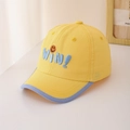 Detail van gele kinderpet met blauw 'WIN!' borduursel en een oranje lachend gezichtje - 48-52cm (2-6 Jaar) / Geel