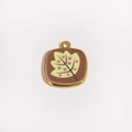 Vue détaillée d'un pendentif feuille jaune à pois roses et monture plaquée or 18 carats - Style Feuille Brune Jaune