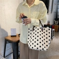 Nahaufnahme der Retro-Canvas-Tasche mit Polka-Dots und braunen Ledergriffen im Café - Großer Polka Dot