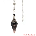 Detaillierte Makroansicht des Obsidian-Pendels mit Kupferspirale für die Heilung - Schwarzer Obsidian Antik-Silber