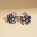 Details von Vintage-Blumenohrsteckern mit lila Emaille, Kristallen und Perlenimitaten - 925 Silber Nadel Blumenstecker - Violett