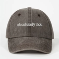 Dettaglio del ricamo bianco 'absolutely not.' su cappello in cotone grigio scuro lavato - caffè
