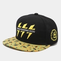 Detail der 3D-Blitzstickerei und Vintage-Abzeichen auf der Hip-Hop-Snapback-Cap - Verstellbar / Schwarz