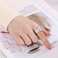 Anillo ancho de acero inoxidable plateado para mujer con incrustación de concha blanca - US 7 / Color Acero