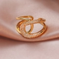 Minimalistischer goldener Herz-Zirkonia Ring mit funkelnden Kristallen in 18K Optik - Gold Gekreuzte Wicklung Mikropavé