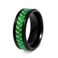 Dettaglio dell'anello in acciaio nero con intarsio a motivo di foglie verdi naturali - US 6 / Nero/Foglia Verde