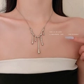 Collana con pendente in metallo liquido argento su modella dallo stile minimalista - Collana con Ciondolo a Goccia d'acqua in Lava Liquida Argento