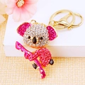 Funkelnder Koala Schlüsselanhänger mit weißen und rosa Kristallen auf goldenem Ring - Rosaroter Koala
