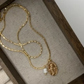 Gouden religieuze ketting met Maagd Maria hanger en ronde witte parel bedeltje - Ovaal Maagd Maria (20221206SKXL-1)