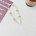 Handgefertigter Perlen-Handyanhänger mit rosa Tulpen und grünen Blättern auf grau - Spätfrühling Tulpe Handykette