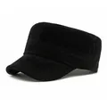 Casquette militaire plate en faux suède noir avec coutures fines sur fond blanc pur - Ajustable 56-61cm / Noir