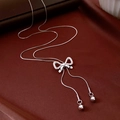 Détail du collier à pendentif nœud en argent avec zircons et breloques sphériques - Argenté
