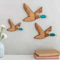 Set di 3 decorazioni da parete in legno con anatre volanti e dettagli in verde petrolio - Set da 3