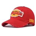 Detalle de gorra de béisbol roja con bordado vintage de 1968 y parches de estrellas - Ajustable / Rojo