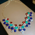 Dettaglio collana dorata con pietre preziose floreali vintage in verde, blu e rosso - Collana a Goccia d'Acqua Multicolore Placcata Oro