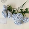 Élégant bouquet de roses bleues artificielles avec feuilles vertes sur fond blanc - Bleu
