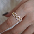 Rosafarbener Emaille- und Zirkon-Kettenring in Goldoptik am Finger für einen schicken Look - Einstellbar Offen / Rosa Emaillierte Kette Stil (J5379)