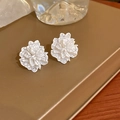 Elegante pendiente de flor blanca con textura agrietada vintage en base dorada - Pendientes de Botón de Flores Blancas (8#)