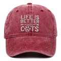 Dettaglio del ricamo Life is Better with Cats su cappello in cotone lavato vintage - Borgogna