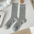 Hellgraue gerippte Socken in Wadenlänge mit einer zarten gestickten Schleife - Einheitsgröße / Hellgrau
