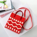Rote Strick-Tote-Bag mit weißen geometrischen Mustern, Hartringgriffen und Schultergurt - Rote Welle