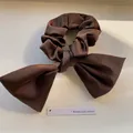 Coletero de satén marrón con lazo grande, textura sedosa elegante y estilo vintage - Café Oscuro