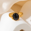 Vue détaillée d'une bague dorée vintage avec pierre œil de chat noire sur support - Style Cabochon Ovale Œil de Chat Noir (TYR0840)