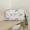 Beauty case in cotone trapuntato bianco con motivi a fiocco verde su mensola in legno - Custodia Ottagonale / Fiocco di Guava