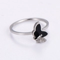 Anillo de mariposa plateado con esmalte negro y textura mate sobre fondo blanco - US 6 / Color Acero