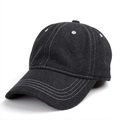Dettaglio cappellino baseball in denim nero lavato con cuciture a contrasto bianche e corona - Regolabile / Nero