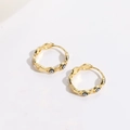 Orecchini a cerchio placcati oro 14K con motivo occhio greco in smalto bianco e nero - Nero