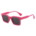 Modieuze roze vierkante zonnebril voor dames met trendy metalen klinknageldetails. - Rozerood Frame Grijze Lenzen